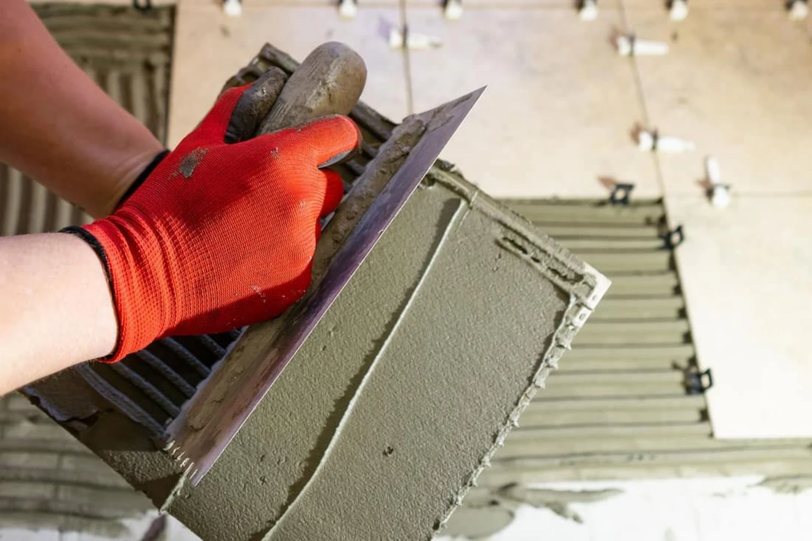 Tuân thủ hướng mũi tên ở mặt sau của gạch