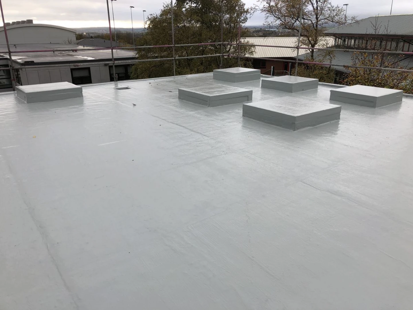 Vì sao keo chống thấm sân thượng, sàn mái được ưa chuộng