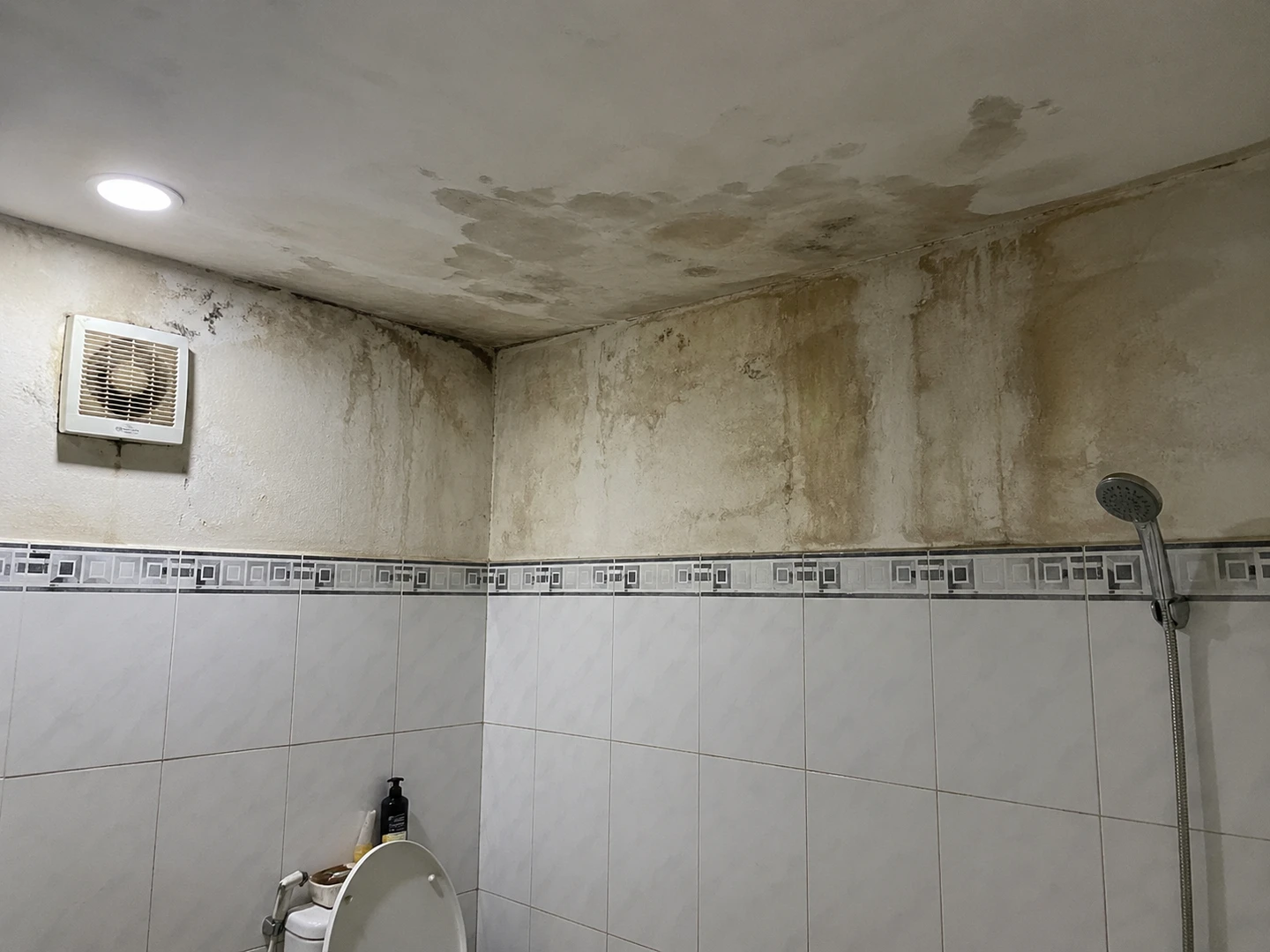 Nhà vệ sinh cũ