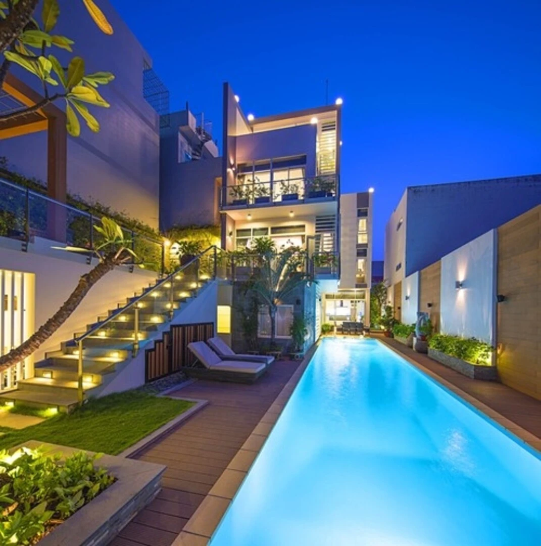 Mẫu thiết kế biệt thự phố có hồ bơi giúp gia chủ tận hưởng tiện nghi như resort tại nhà