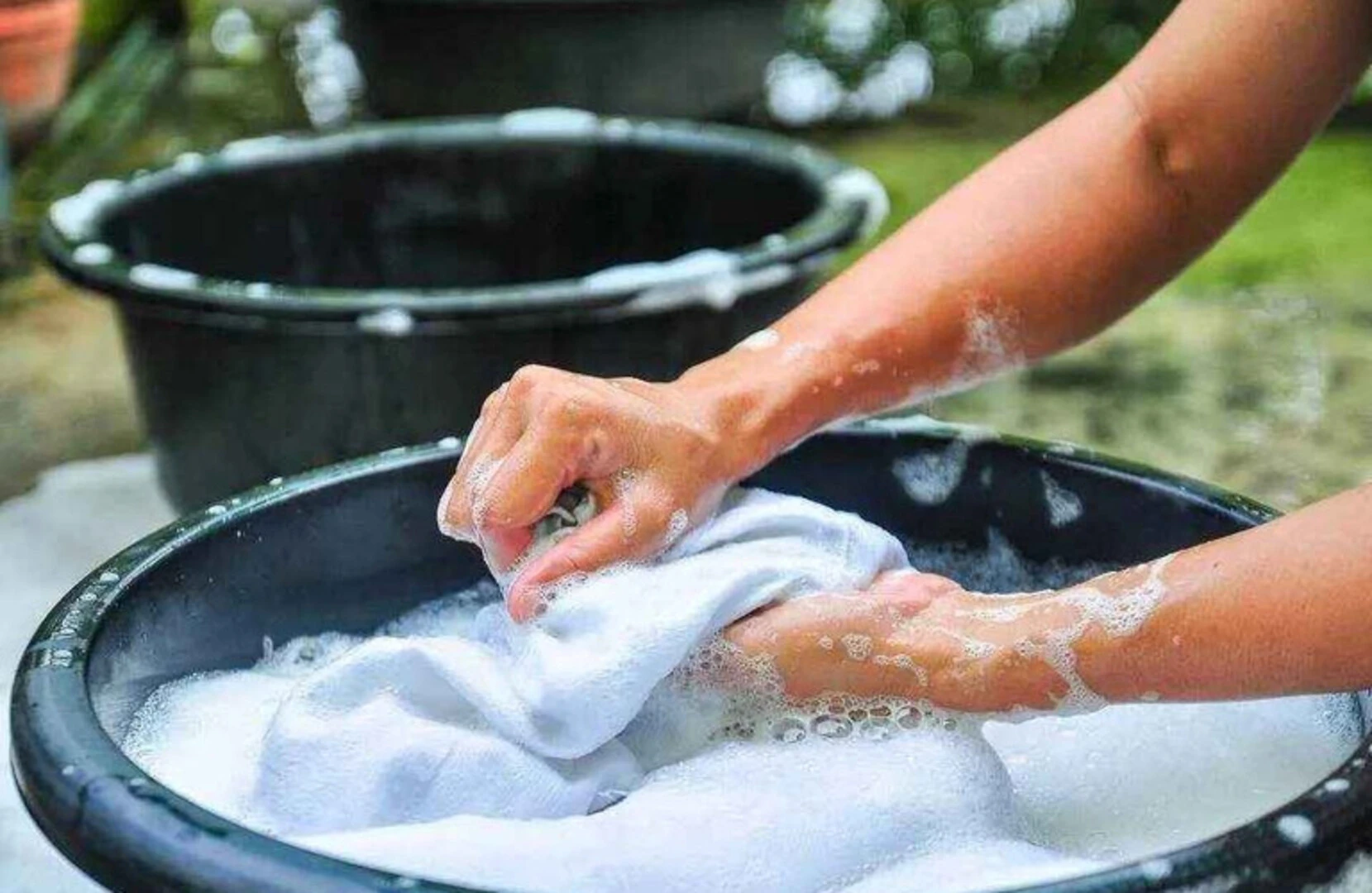 Ngâm quần áo trong nước ấm và xà phòng để gỡ keo silicon