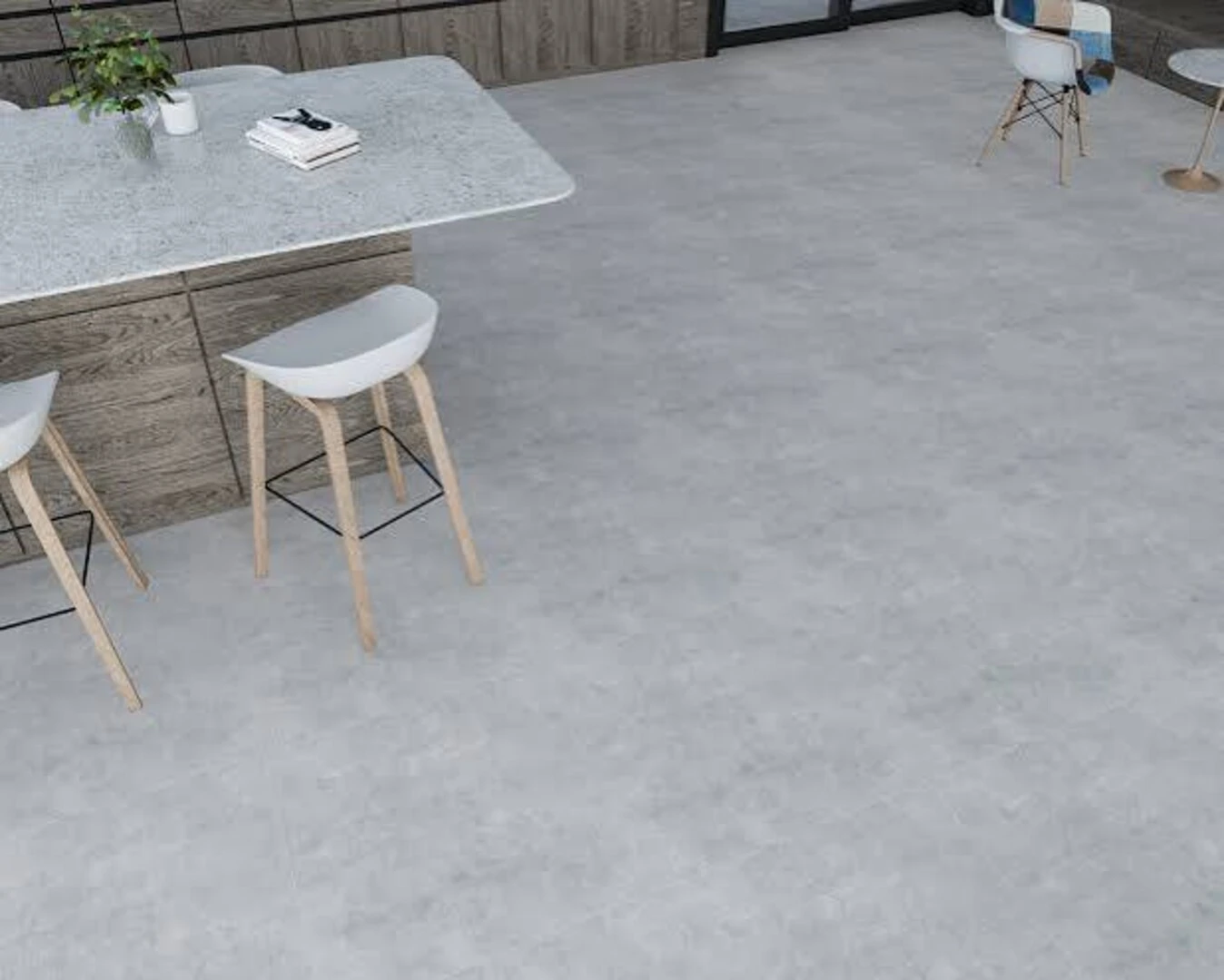Gạch lát nền màu xám vân xi măng giúp không gian trở nên thanh lịch