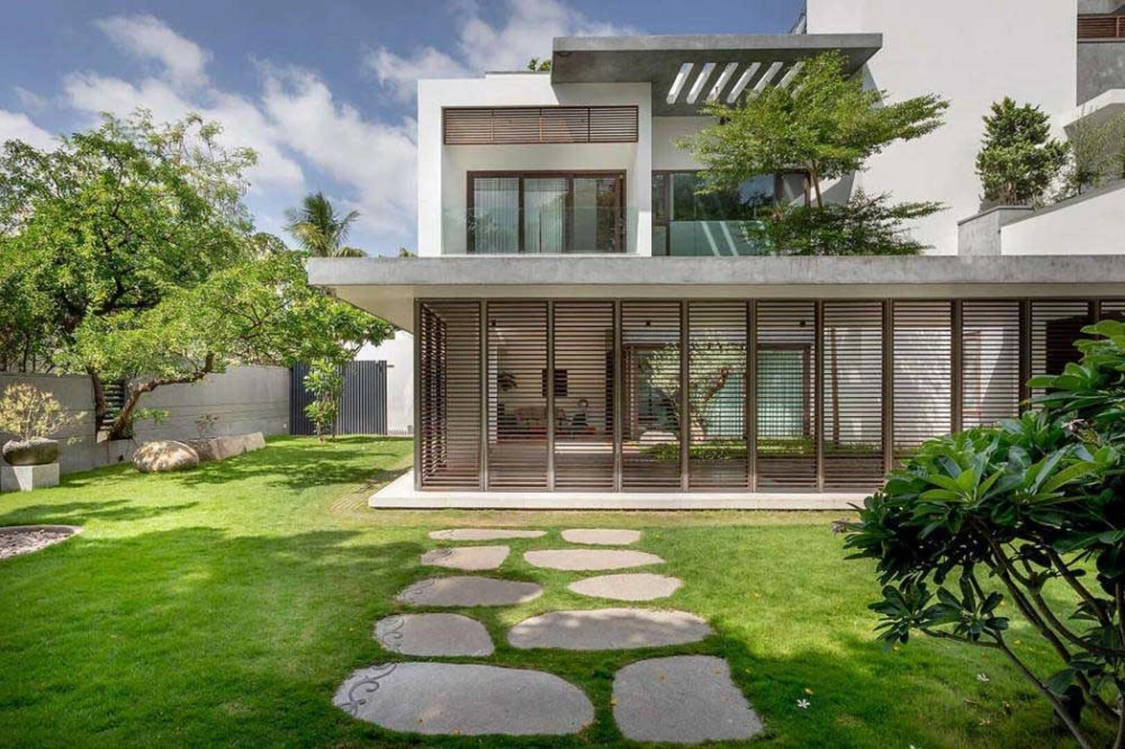 Biệt thự 2 tầng có sân vườn với kiến trúc tinh tế