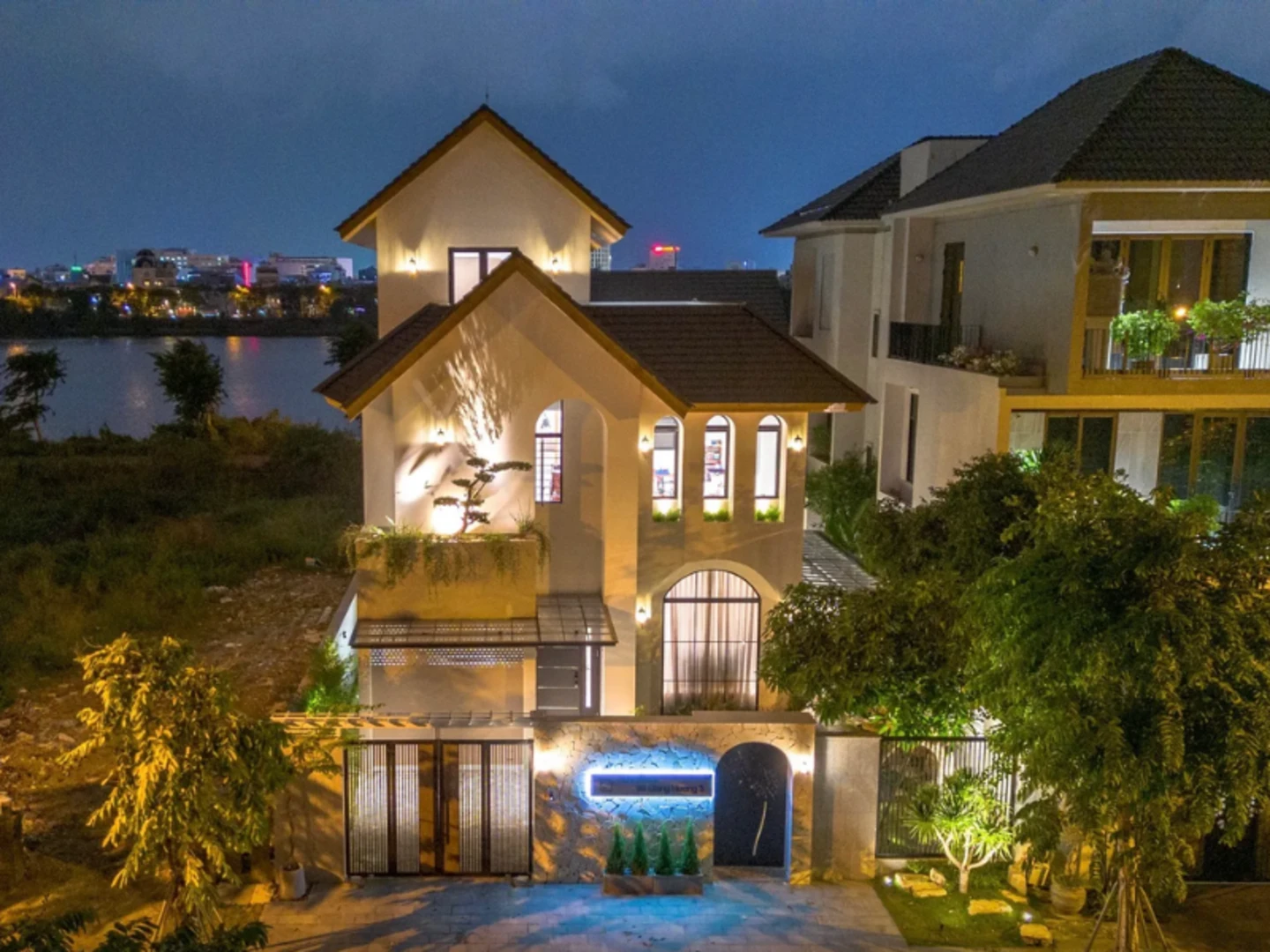 Mẫu biệt thự 3 tầng thiết kế kiểu kiến trúc Địa Trung Hải