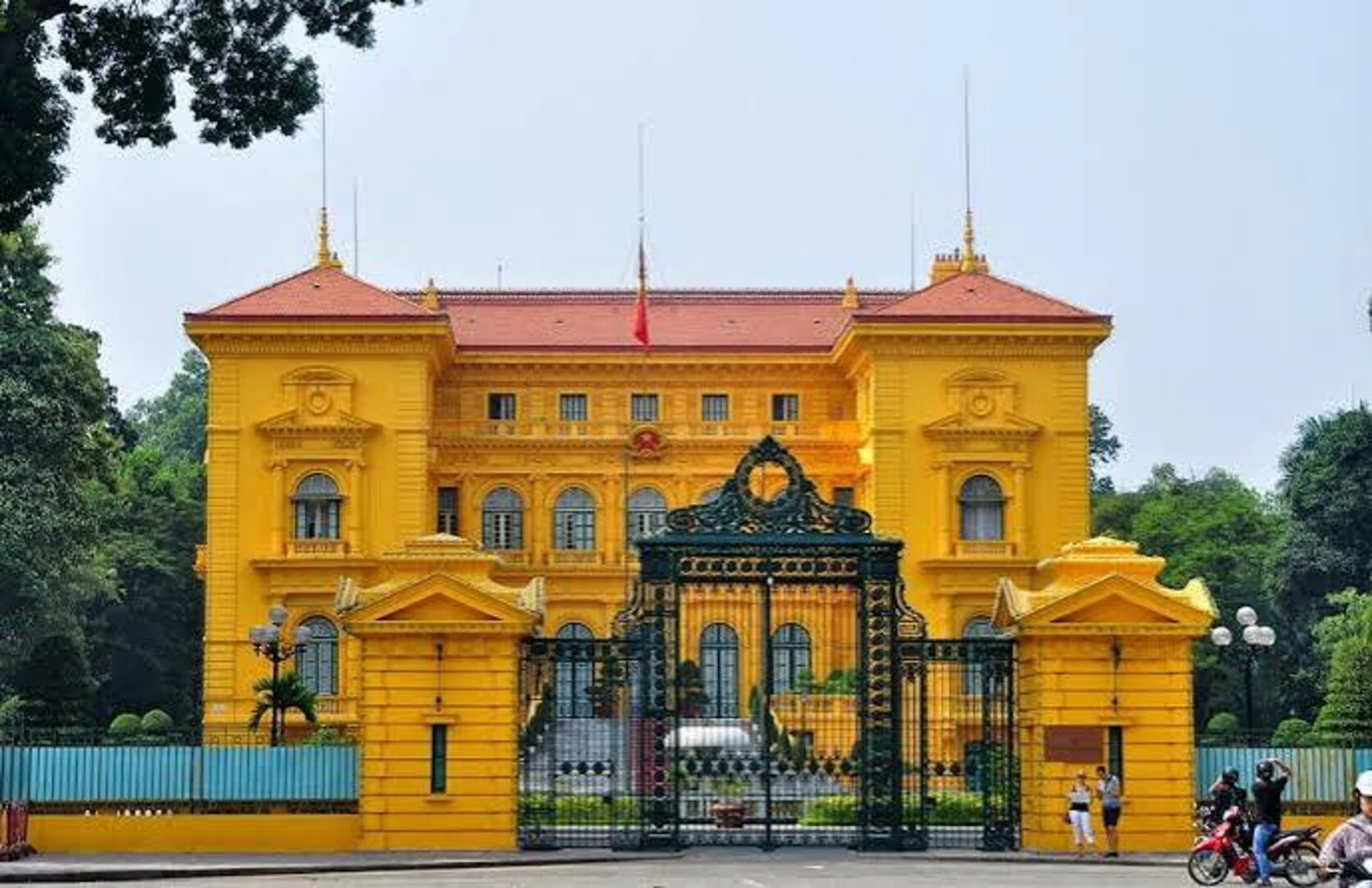 Kiến trúc đối xứng tạo nên vẻ đẹp cân đối, sang trọng cho biệt thự Pháp cổ