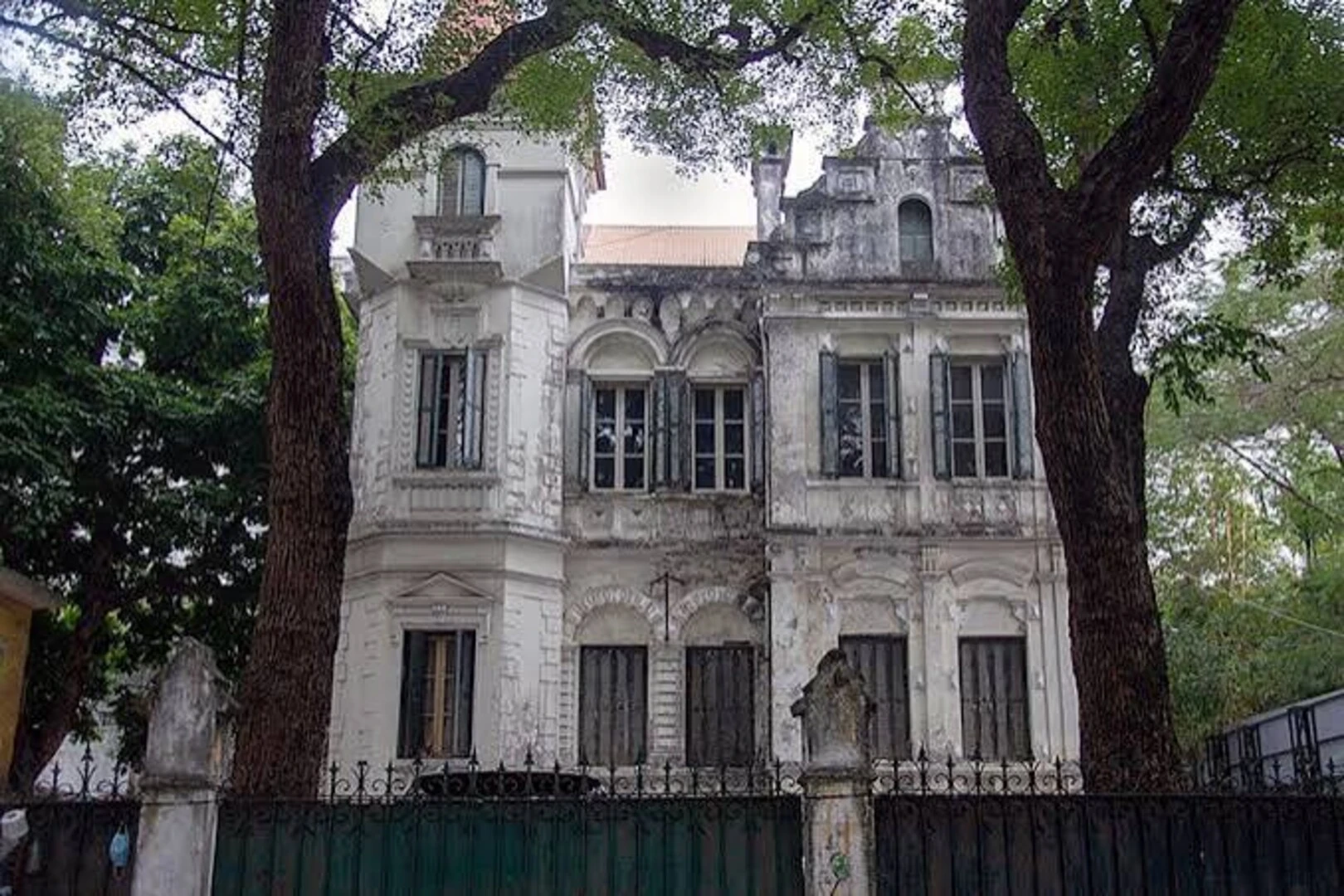 Biệt thự pháp cổ có nhiều cửa sổ bằng gỗ 