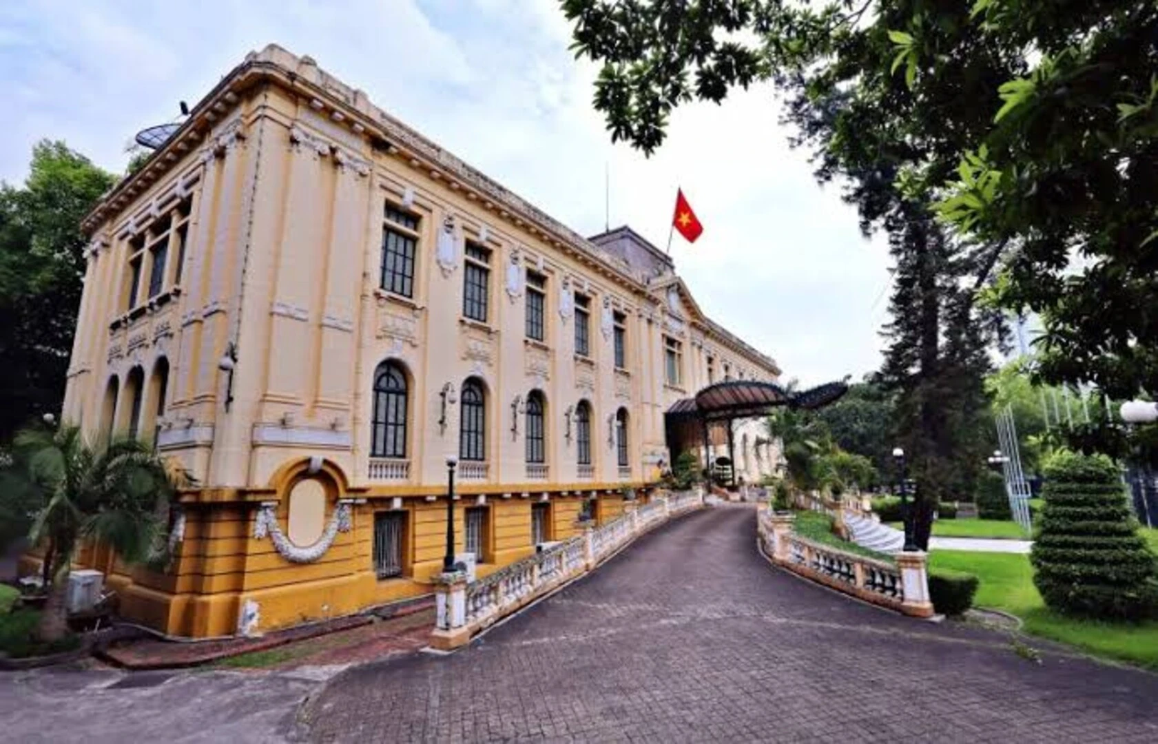 Tường màu vàng hoặc kem tôn lên vẻ đẹp thanh lịch của biệt thự Pháp cổ