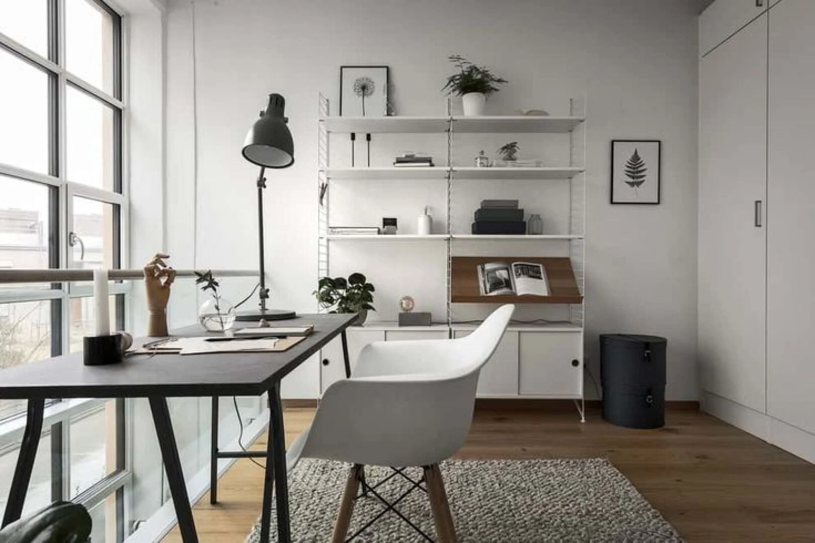 Phòng làm việc phong cách Scandinavian tận dụng ánh sáng tự nhiên