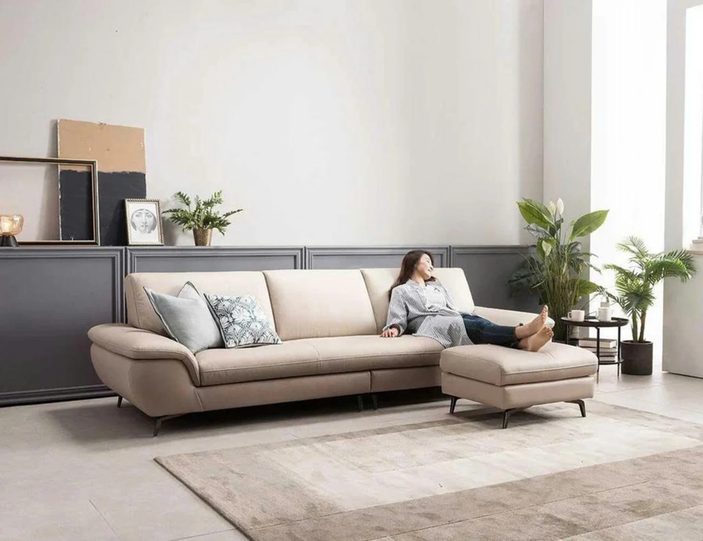Phần diện tích phía sau sofa có thể trang trí bằng kệ đựng đồ