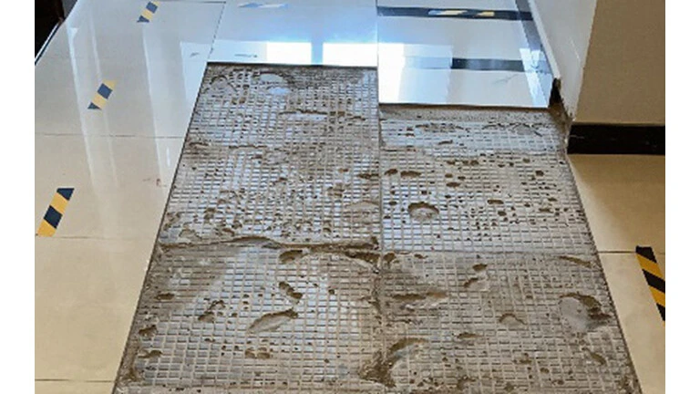 tình trạng gạch bong tróc 