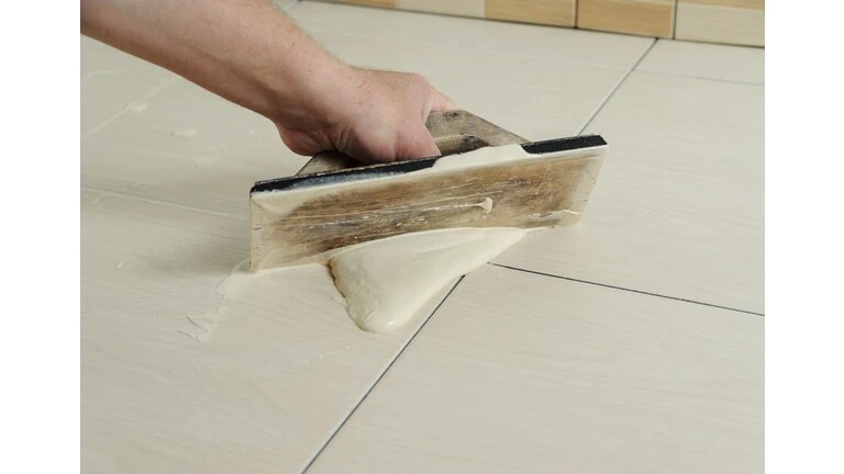 Đường ron dính chặt lên bề mặt gạch, khó vệ sinh