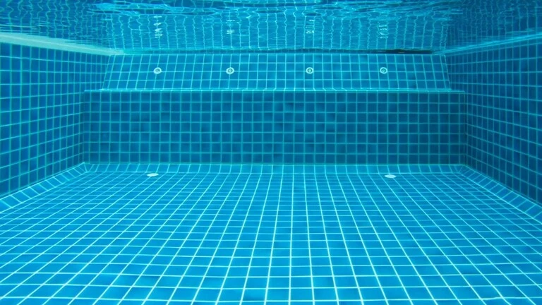 Gạch ốp/lát hồ bơi bị bong, tróc: Nguyên nhân và cách xử lý ?