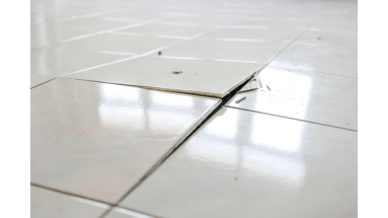 Gạch bị bong, tróc, không bám dính với nền